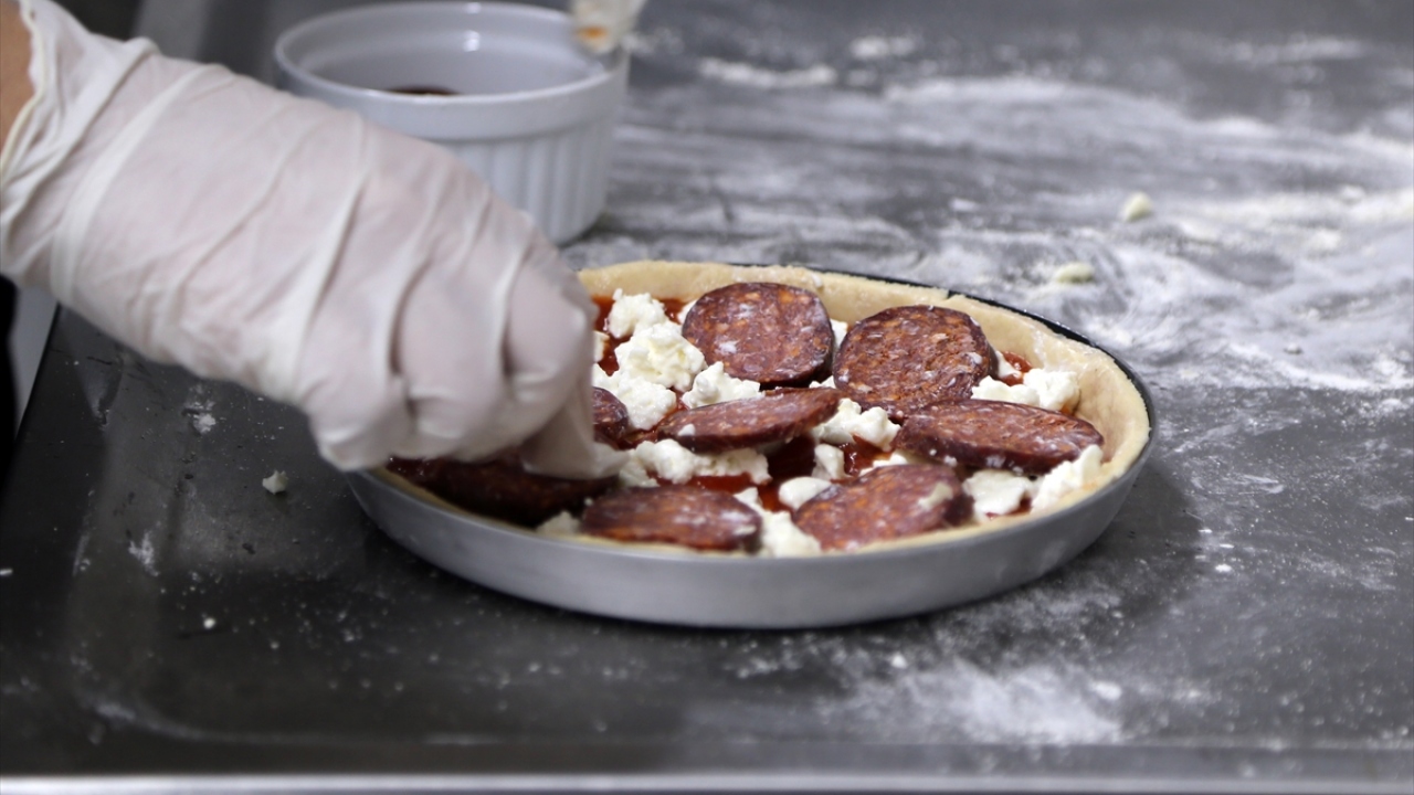 TÜ Arda Meslek Yüksekokulu Aşçılık Programı Öğretim Görevlisi Alper Çevik de gastronominin bir toplumun kültürünü de yansıttığını belirtti.