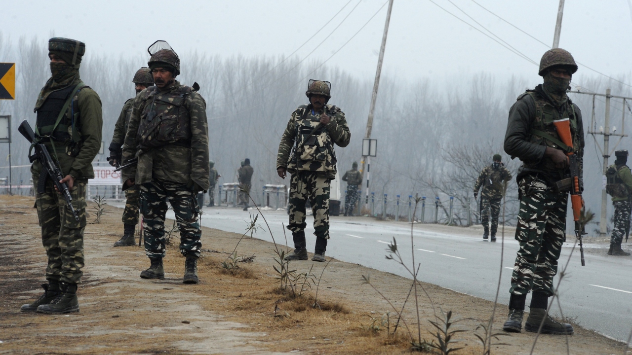 Hindistan basınında yer alan haberlerde çok sayıda Merkezi Yedek Polis Gücü (CRPF) personelinin olduğu konvoyda 70 aracın bulunduğu bilgisi paylaşıldı.