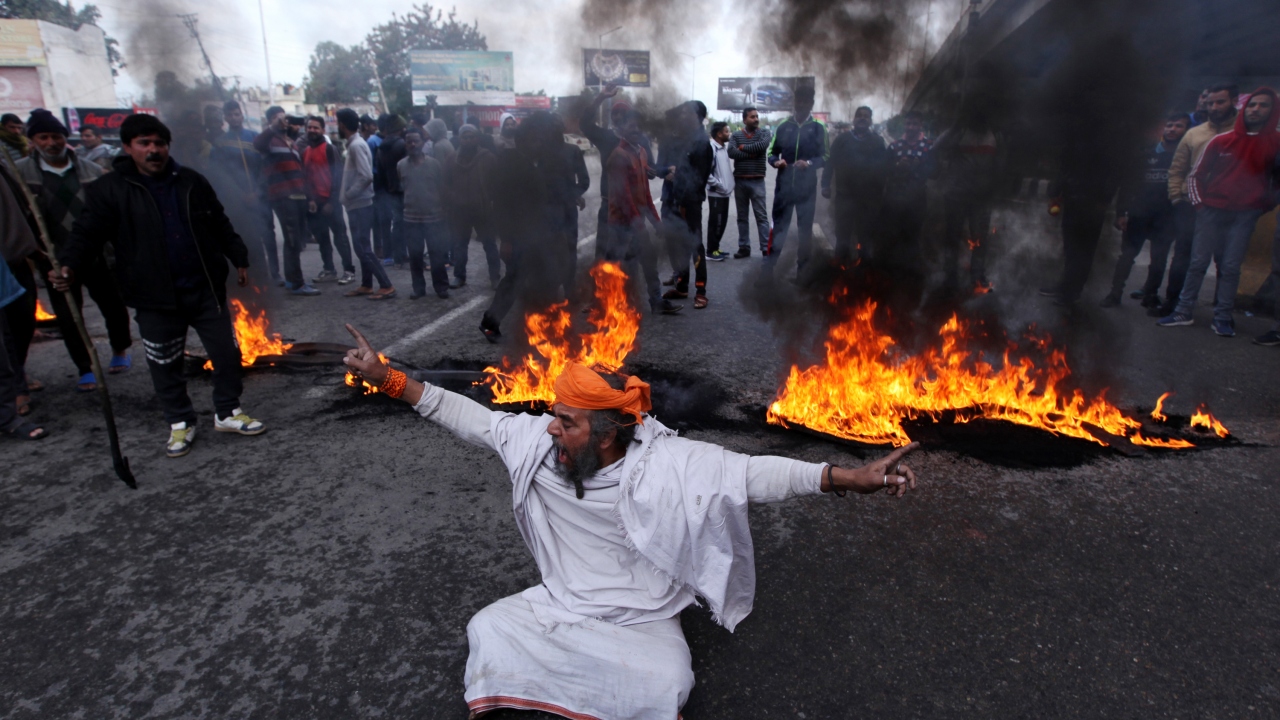 Halk ise saldırı bölgesinde protesto gösterisi düzenledi.