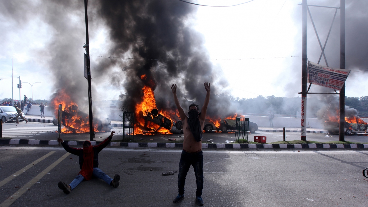 Nüfusunun yüzde 90`ı Müslüman olan Keşmir halkı, 1947`de Pakistan`a katılmaktan yana tavır alsa da dönemin prensi, Hindistan ile birleşmeye karar verdi. Karara Müslüman Keşmir halkı karşı çıktı.