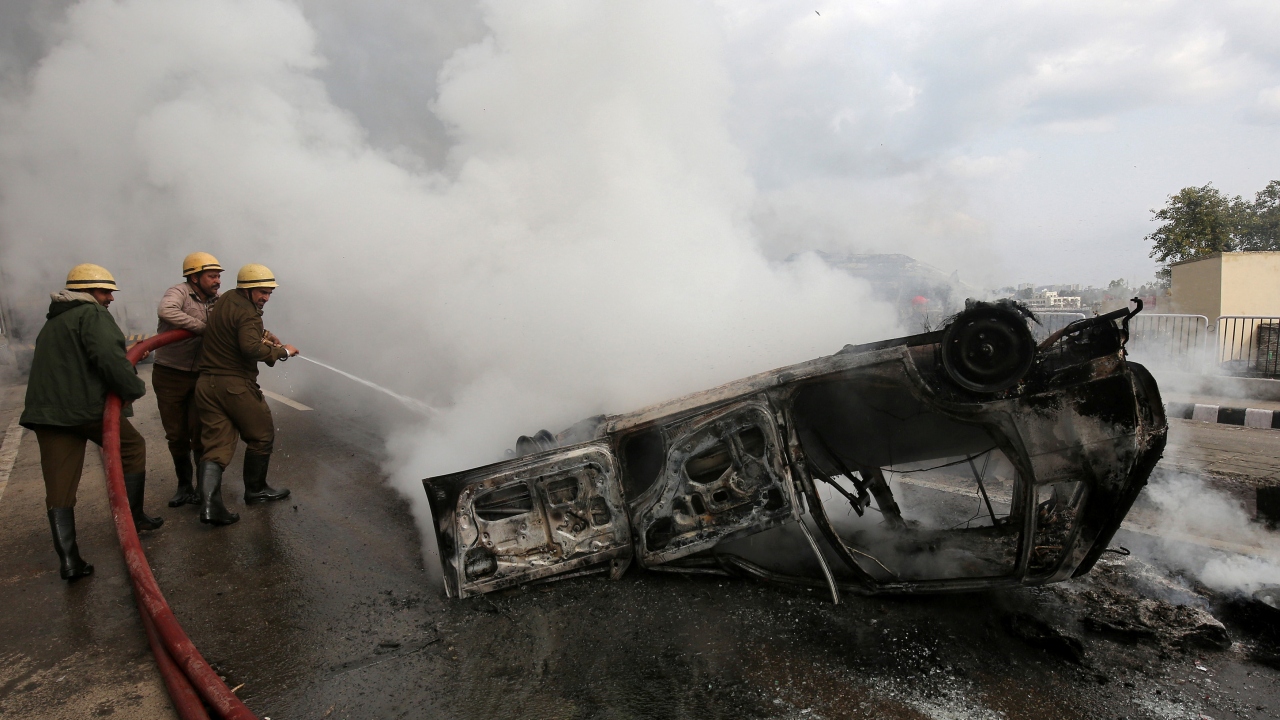 Birleşmiş Milletler Güvenlik Konseyi (BMGK), 1948`den itibaren aldığı kararlarla Keşmir`in askerden arındırılmasını ve geleceğinin halkoyuyla belirlenmesini öngördü. 