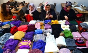 Öğrencilerini ısıtmak için atkı ve bere örüyorlar