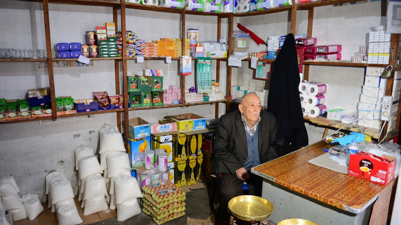 Eynesil ilçe merkezinde 20 metrekarelik bakkal dükkanını 47 yıldır işleten Kemal, ilerleyen yaşına rağmen mesleği bırakmadı. Günlerini bakkal dükkanında geçiren Kemal eski tip teraziden, kalemden ve defterden vazgeçmiyor.