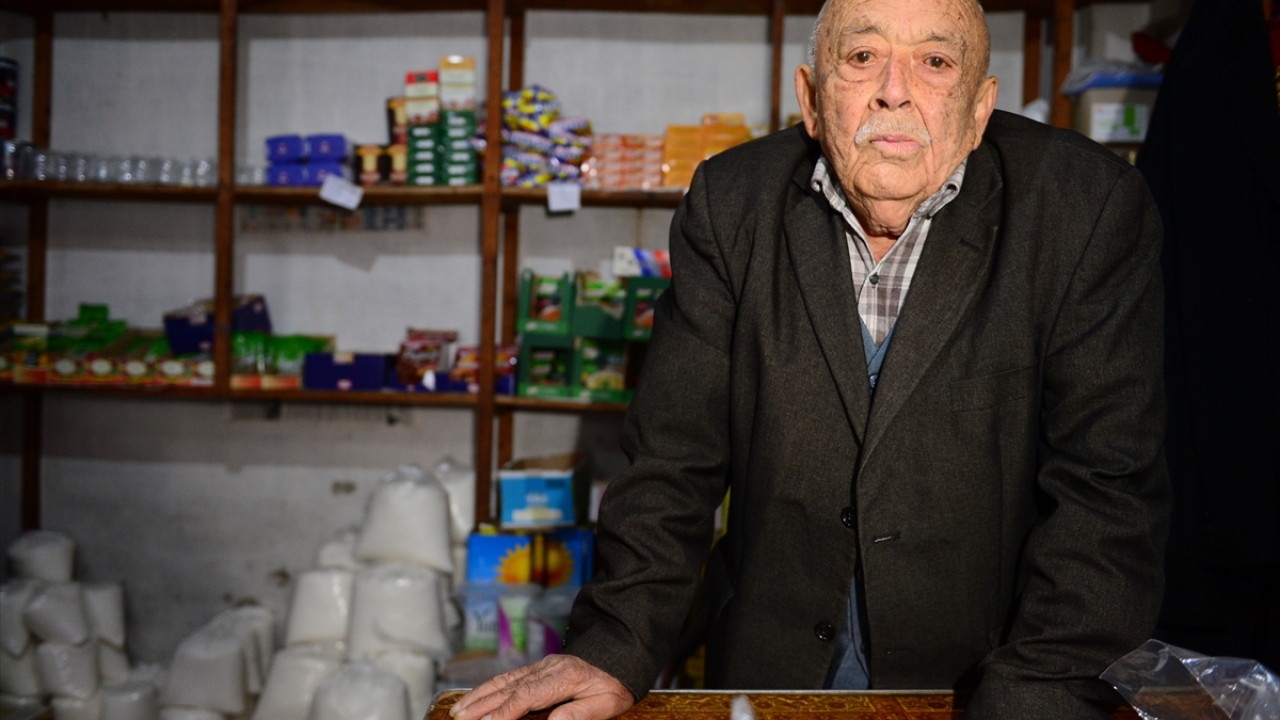 Eski bakkalların olmazsa olmazı veresiye defterini Bekir Kemal dükkanı açtığı ilk günden beri tutuyor. Bu defterin kabarıklığı ilk günden beri özellikle fındık hasadı öncesi alınan kumanyalarla arttı, fındığını satan köylülerin ödeme yapmasıyla da azaldı.