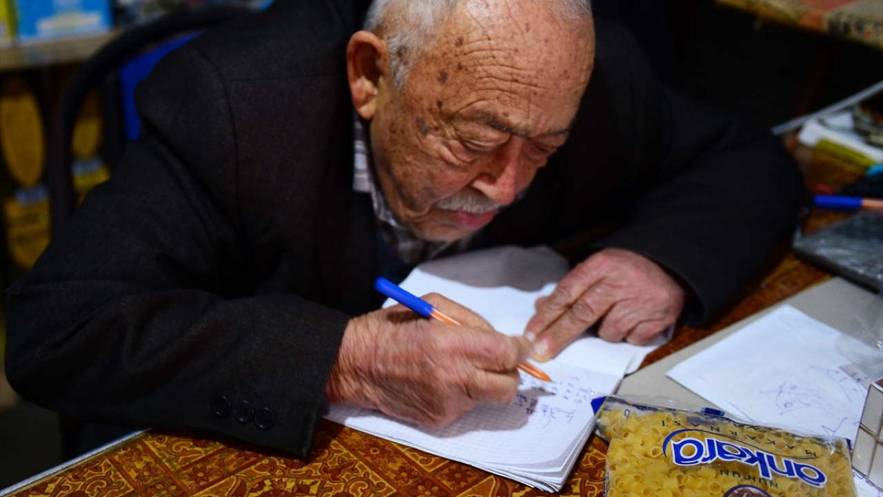 Kemal, geçmişte bu işin çok hareketli bir meslek olduğunu belirterek, "Köylü şehre gelir alışverişini yapar giderdi. Şükür Allah`a ekmeğimizi kazandık, hep çalıştım şükrettim. Çevrede çok şeyler değişti ama bu dükkan hep burada kaldı." diye konuştu.