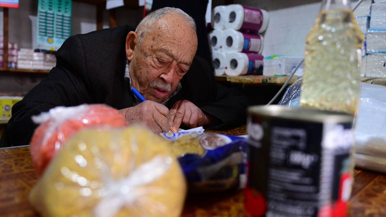 Bakkalın kapısını açmadan içinin rahat etmediğine değinen Kemal, "Burası benim için ev gibi, bir saat evde duramam buraya gelirim. Sabahtan çayımı içerim bakkala gelirim. Sevmesem yapamam zaten." ifadesini kullandı.