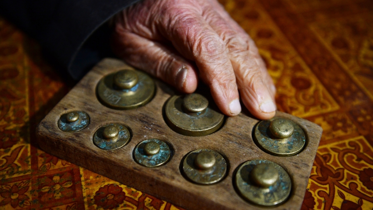 Bakkal Bekir Sıtkı Kemal, elektrikli terazi kullanmadığı gibi pos cihazı da kullanmıyor.