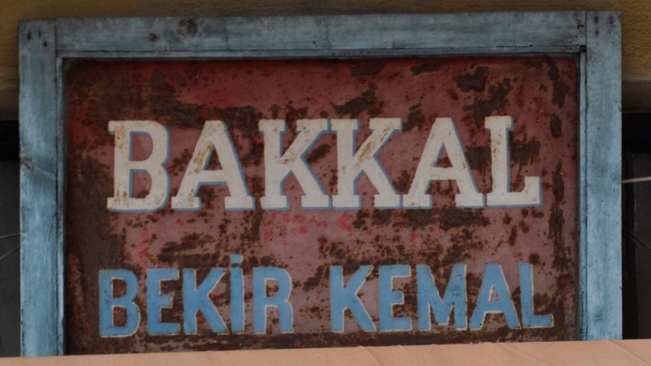 İlk günkü tabelası olan "Bakkal Bekir Kemal" yazılı tabela ise dükkanın dış cephesinde yer alıyor. 