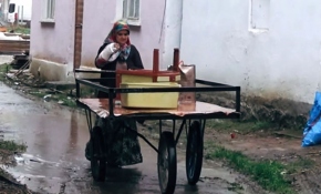 Fedakar anne topladığı hurdalarla çocuklarına bakıyor