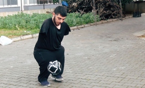 İki kolu olmayan Volkan Oğuz her ihtiyacını kendi karşılıyor
