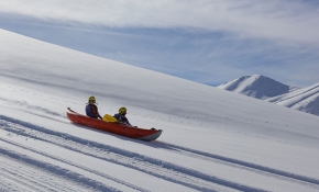 Karlı dağlarda rafting heyecanı