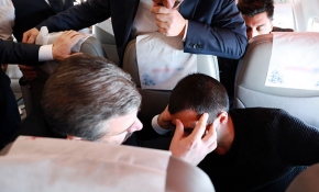 Sağlık Bakanı Koca'dan uçakta fenalaşan yolcuya müdahale