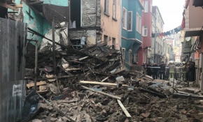 İstanbul Fatih'te 4 katlı eski bina çöktü