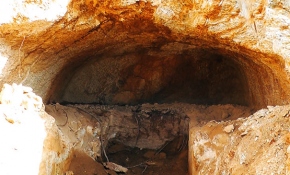 İzmir'de yol yapımı sırasında kaya mezarı bulundu