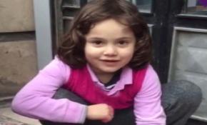 Minik Simay üşüyen kediyi hırkasıyla ısıttı