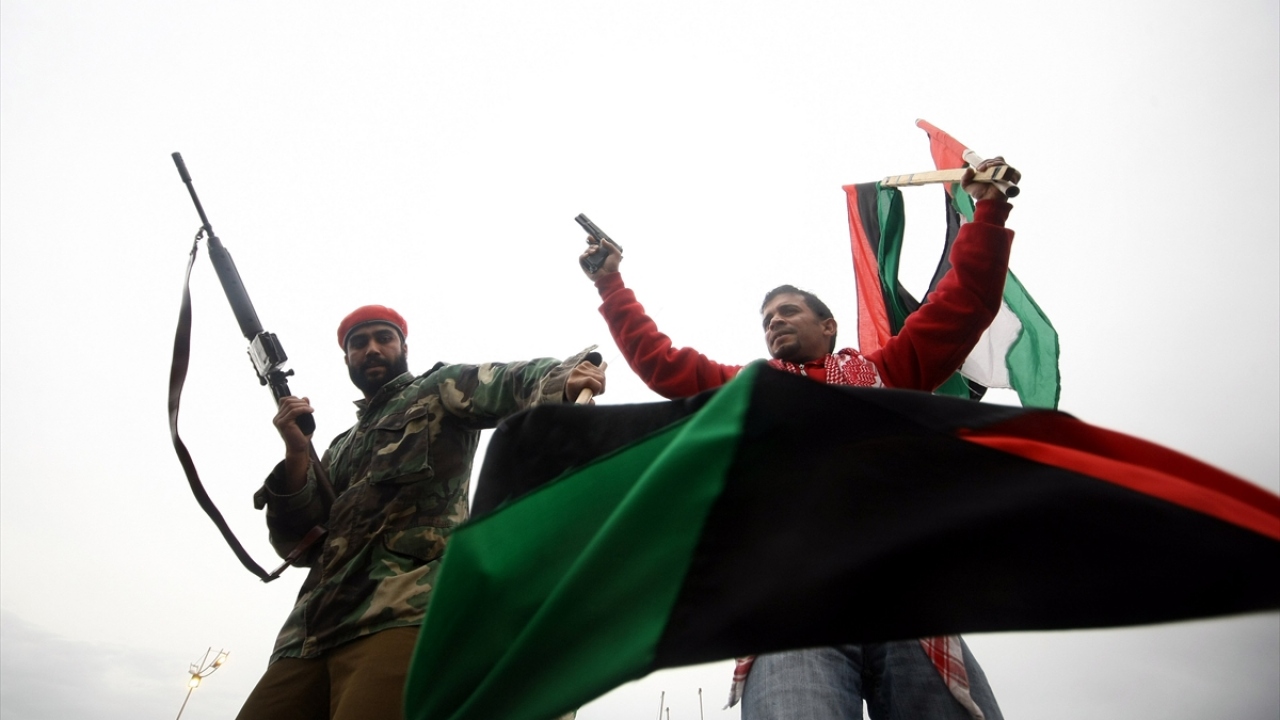 4 Mart 2011`de Libya`nın en büyük şehirlerinden Bingazi`de onbinler Shuhada Meydanında Kaddafi`yi protesto etti. Eli silahlı asker üniformalı siviller de eyleme katıldı. (Arşiv)