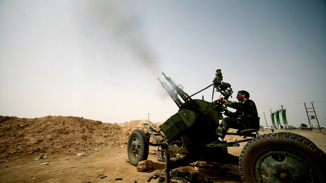 6 Mart 2011`de Libya`nın birçok bölgesinde muhalifler ile Muammer Kaddafi yönetimine bağlı askerler arasında çatışmalarda uçaksavar bataryaları da kullanılıyor. (Arşiv)