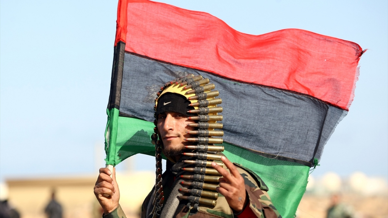 8 Mart 2011`de Libya`da kanlı çatışmalara sahne olan petrol kuyularının bulunduğu Ralanuf`daki muhalif askerleri, uçak saldırılarına karşı uçaksavar cephanelerini her an hazır bulunduruyorlar. (Arşiv)