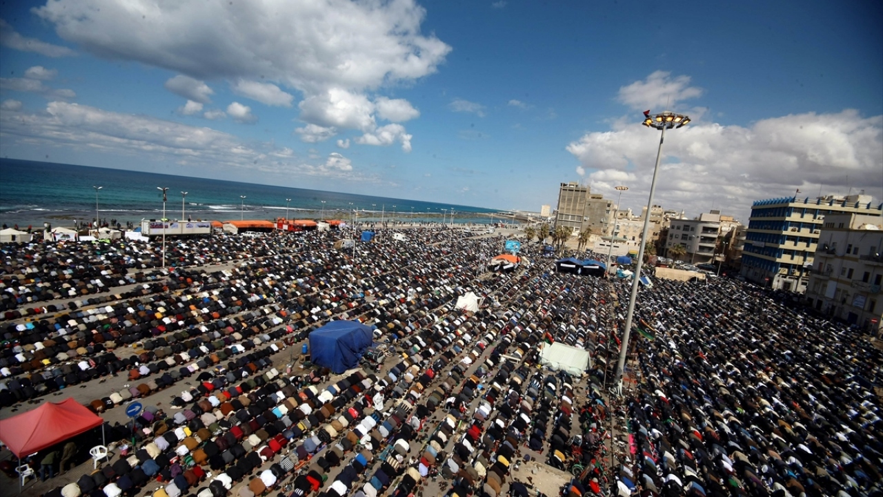 11 Mart 2011`de Libya`nın en büyük şehirlerinden Bingazi`de onbinlerce kişi cuma namazının ardından Shuhada Meydanı`nda Kaddafi`yi protesto etti. (Arşiv)