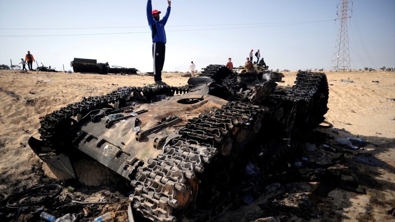 27 Mart 2011`de Libya`nın Ecdebiye Kentinde, uluslararası koalisyon güçlerinin Kaddafi`ye bağlı birliklere gerçekleştirdiği hava operasyonu ve muhalifler ile Kaddafi askerleri arasında süren çatışmaların ardından kontrol muhaliflerin eline geçti. (Arşiv)