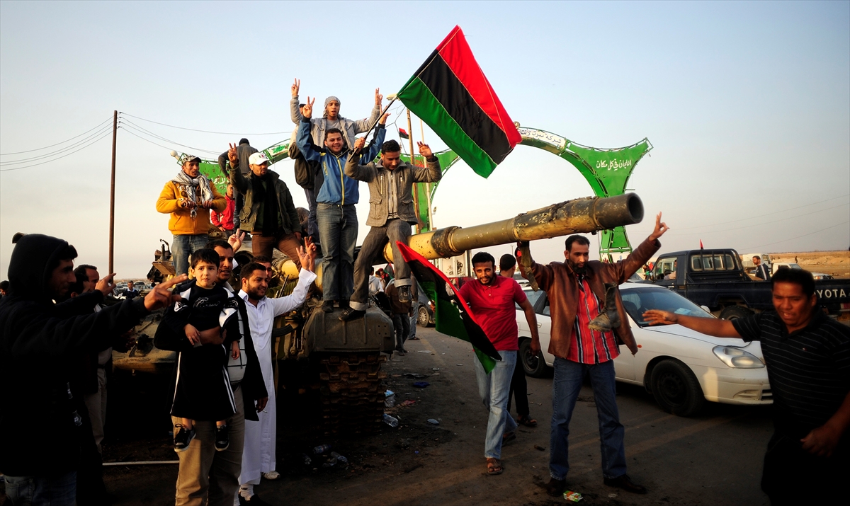 27 Mart 2011`de Libya`nın Ecdebiye Kentinde, uluslararası koalisyon güçlerinin Kaddafi`ye bağlı birliklere gerçekleştirdiği hava operasyonu ve muhalifler ile Kaddafi askerleri arasında süren çatışmaların ardından kontrol muhaliflerin eline geçti. (Arşiv)