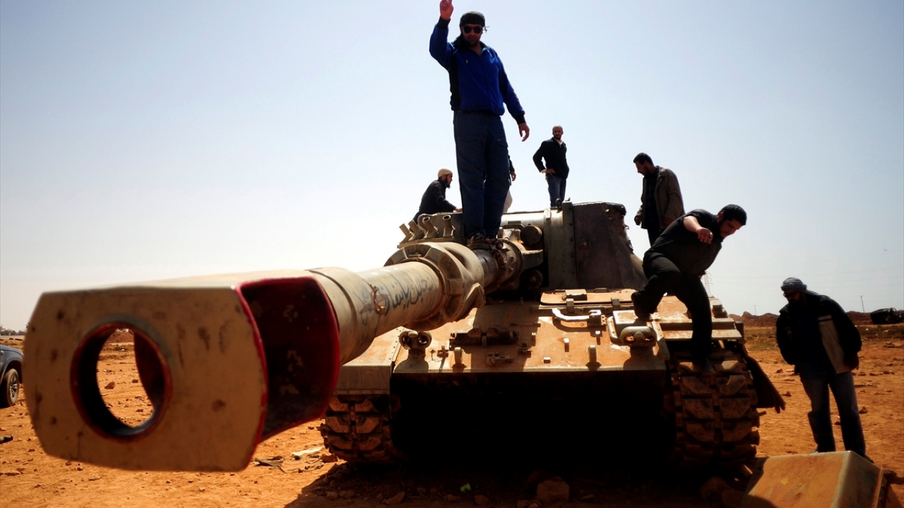 27 Mart 2011`de Libya`nın Ecdebiye Kenti kontrolünün muhalif güçlerin eline geçmesinin ardından çevredeki vatandaşlar, çatışmaların yaşandığı alanlarda tankları inceledi. (Arşiv)