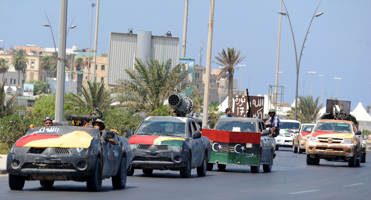 24 Ağustos 2011`de Libya`daki ayaklanma sonrası başkent Trablus`un büyük bir kısmı muhaliflerin eline geçti. Muhalifler kentin çeşitli yerlerinde devriye gezerken sevinçlerini havaya ateş ederek kutladı. (Arşiv)