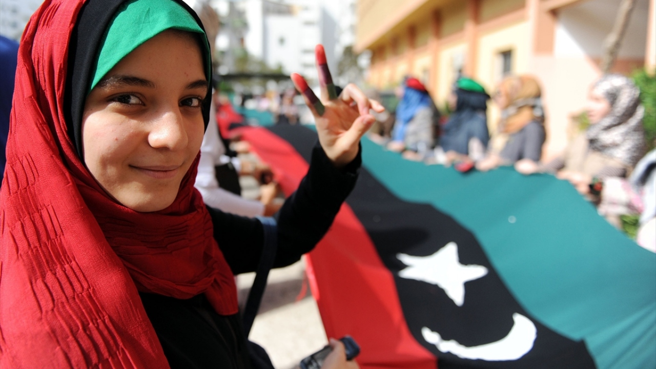 4 Eylül 2011`de başlayacak yeni eğitim ve öğretim dönemine hazırlanan öğretmen ve öğrenciler, okullarda düzenlenen törenlerle göndere yeni Libya bayrağını çekti. (Arşiv)
