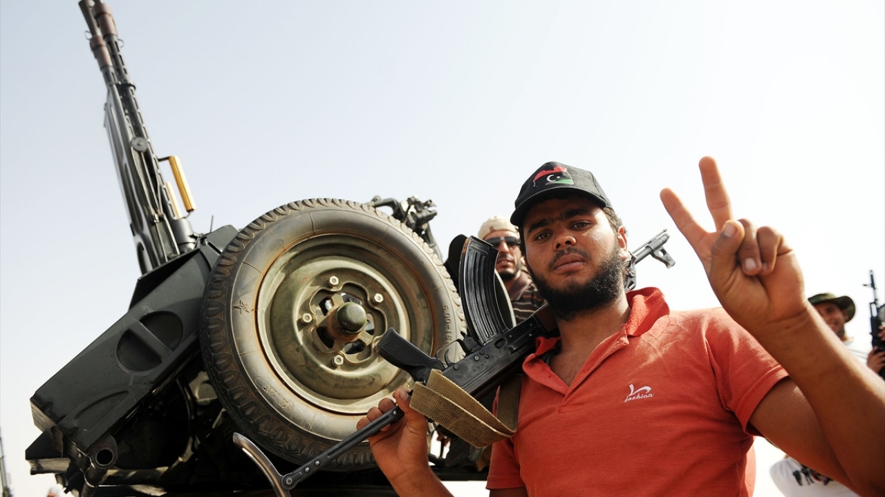 5 Eylül 2011`de Libya`da muhalifler Banı Walıd`ın 40 km gerisinde kontrol noktası oluşturdu. (Arşiv)