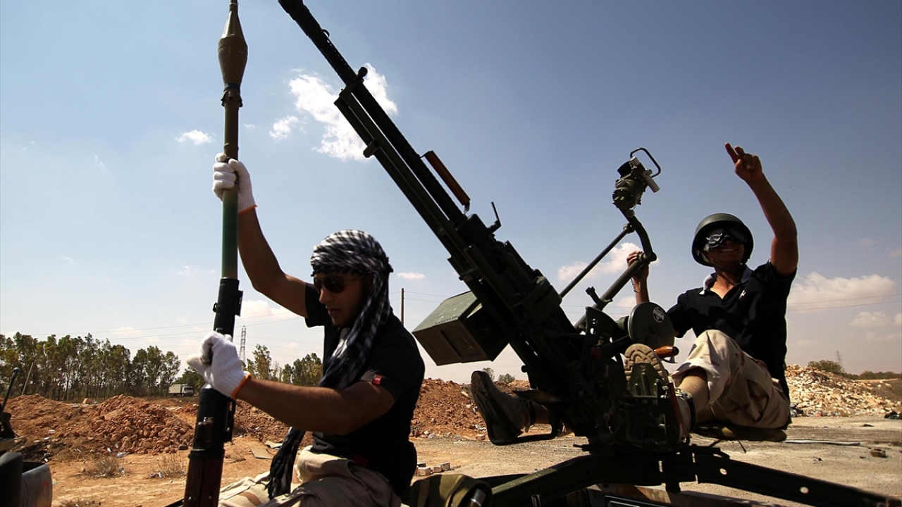 30 Eylül 2011`de Libya`da Kaddafi yönetimine karşı ayaklanan muhalifler, Beni Velid Kuşatmasının Komutanı General Dau Salih`in Kaddafi birliklerince öldürülmesi üzerine cepheye akın etmeye başladı. (Arşiv)