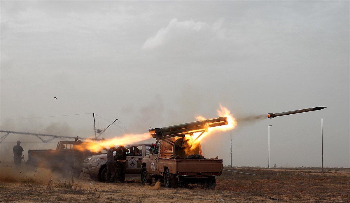 10 Ekim 2011`de Ulusal Geçiş Konseyi Askerleri (UGK), haftalardır kuşatma altında tuttukları Sirte`nin çerresindeki duvarları ağır silahlarla yıkarak şehrin küçük bir kısmına sıkışmış Kaddafi yanlıları ile çatışmaya girdi. (Arşiv)