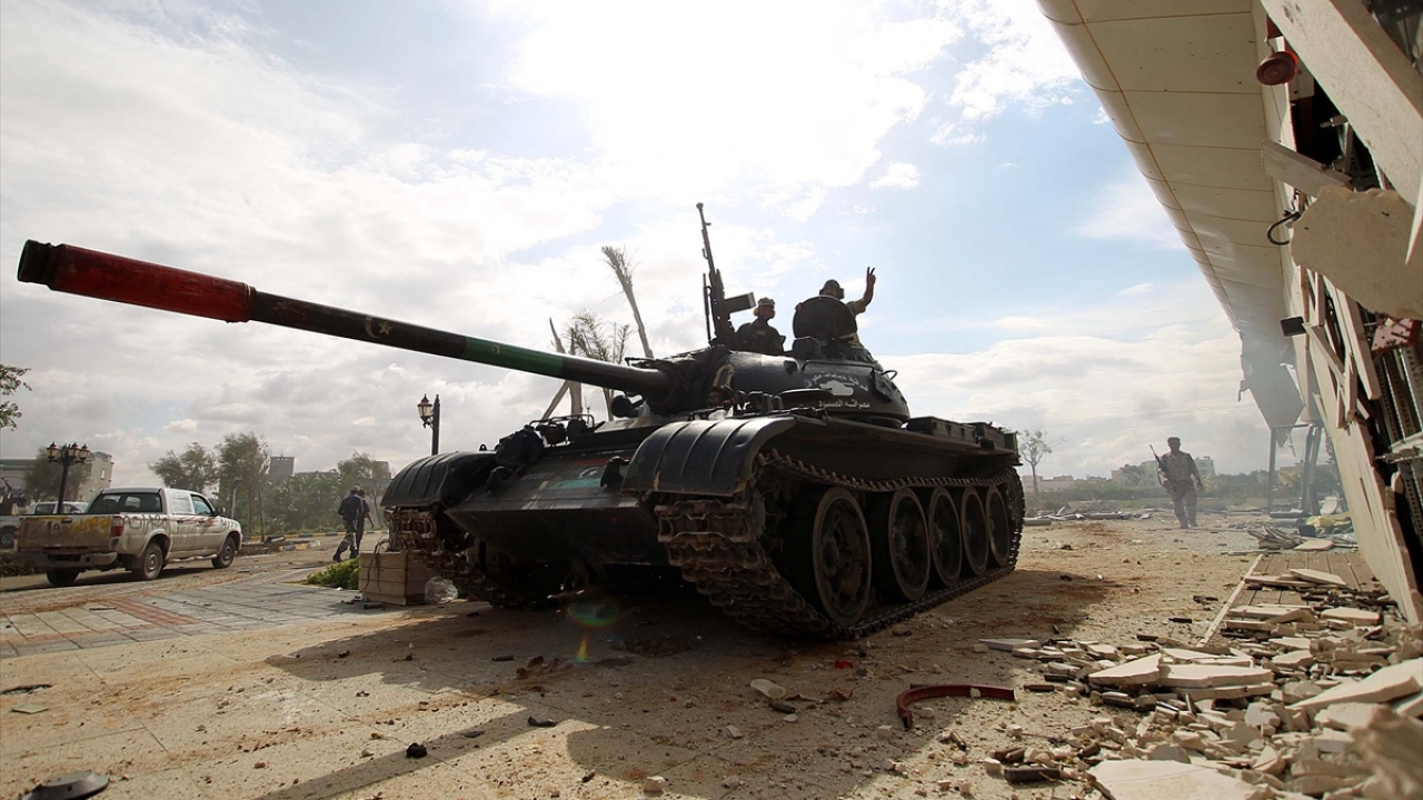 14 Ekim 2011`de Sirte`de küçük bir alana sıkışan Kaddafi yanlısı güçler ile UGK askerleri arasında şiddetli çatışmalar devam ediyor. (Arşiv)