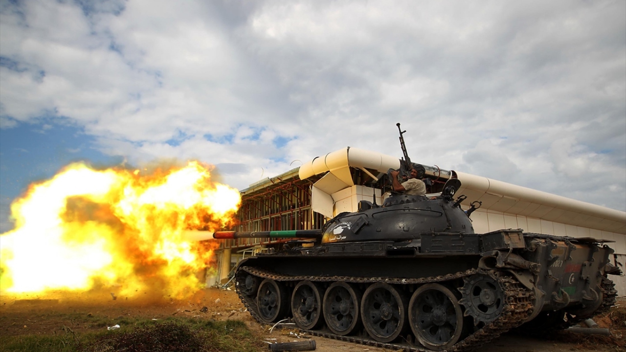 14 Ekim 2011`de Sirte`de küçük bir alana sıkışan Kaddafi yanlısı güçler ile UGK askerleri arasında şiddetli çatışmalar devam ediyor. (Arşiv)