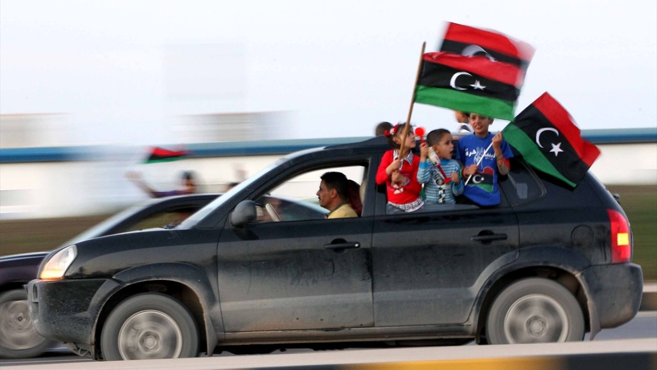 21 Ekim 2011`de Libya lideri Muammer Kaddafi`nin öldürüldüğü yönündeki haberler üzerine Trablus ve çevre bölgelerden gelen pek çok Libyalı araçlarıyla korna çalarak, ellerinde bayraklarla şehir merkezine akın etti. (Arşiv)