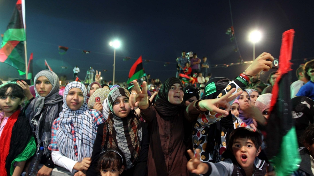 22 Ekim 2011`de Mısrata kentinde devrik lider Kaddafi`nin öldürülmesi halk tarafından gece geç saatlere kadar kutlanıyor. (Arşiv)