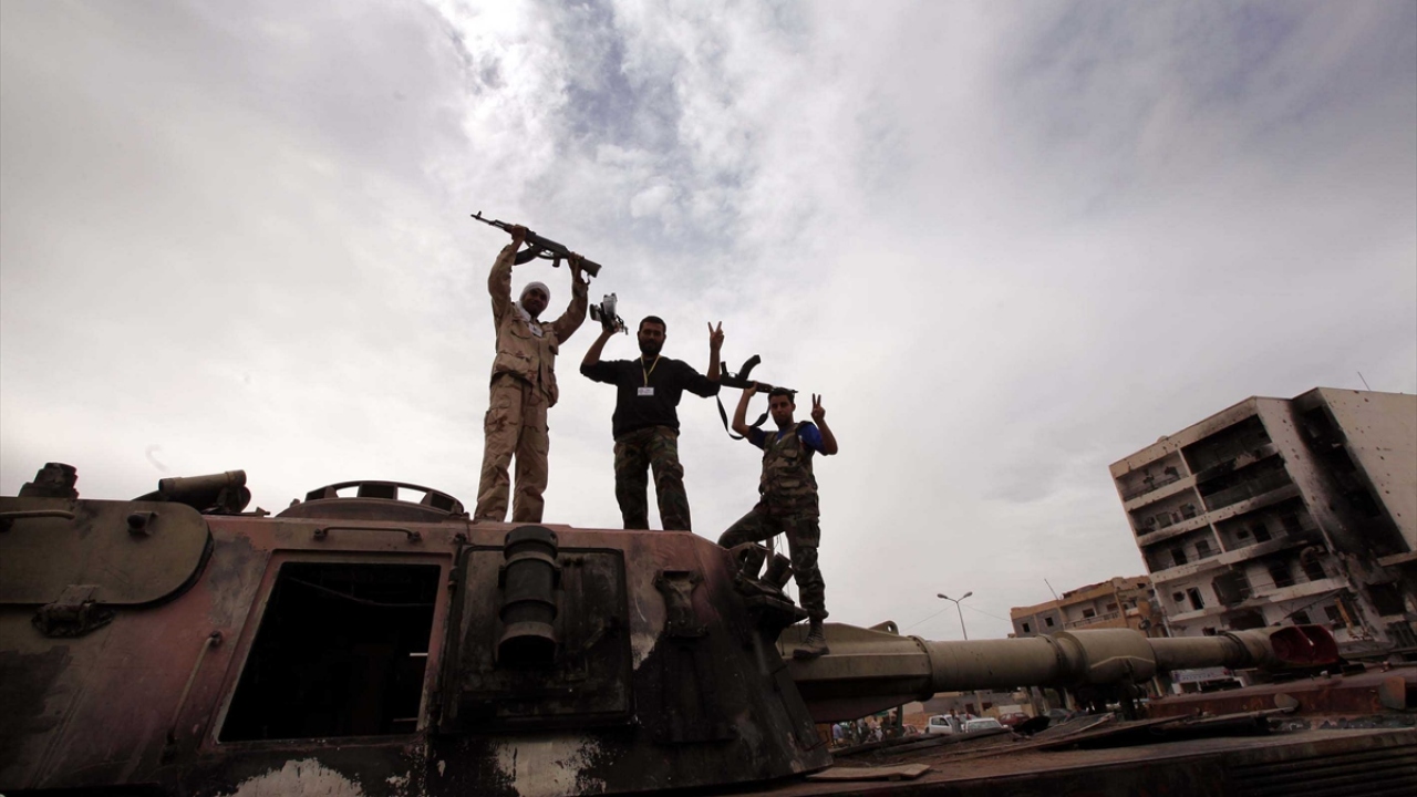 23 Ekim 2011`de iç savaşın en çetin yaşandığı Mısrata`da, Libya`nın devrik lideri Muammer Kaddafi`ye bağlı askerlerin kullandığı silahların sergilendiği açık hava müzesi, şehrin yıkımının tanıklığını yapıyor. (Arşiv)