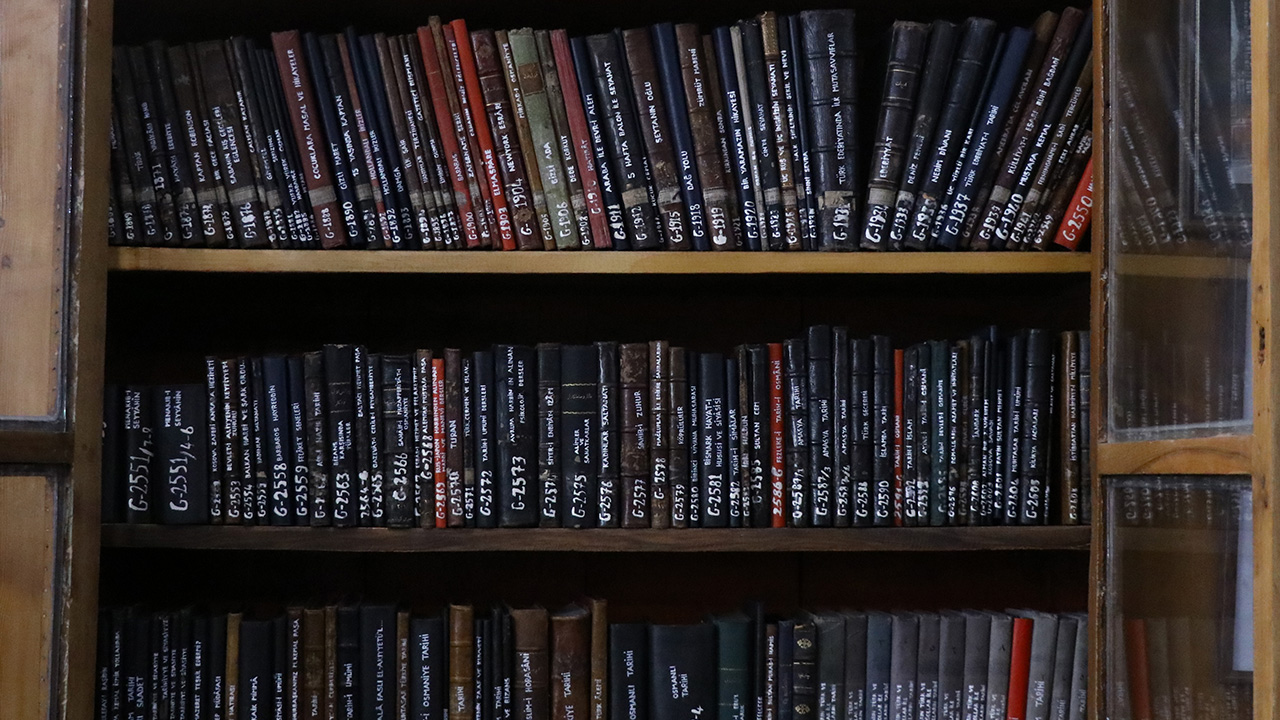 Kentin simgesi Cami-i Kebir ile duvar duvara bulunan, tarihi yazma eserler kadar dünden bugüne özelliğini koruyan mimarisiyle de dikkati çeken kütüphane, geçmişle gelecek arasında köprü kuruyor.