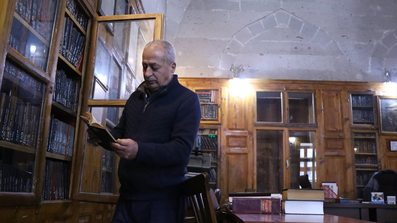 Kütüphanedeki eserlerden 925 cilt el yazması ile 18 cilt Müteferrika baskısı Mehmet Raşid Efendi`ye ait. 