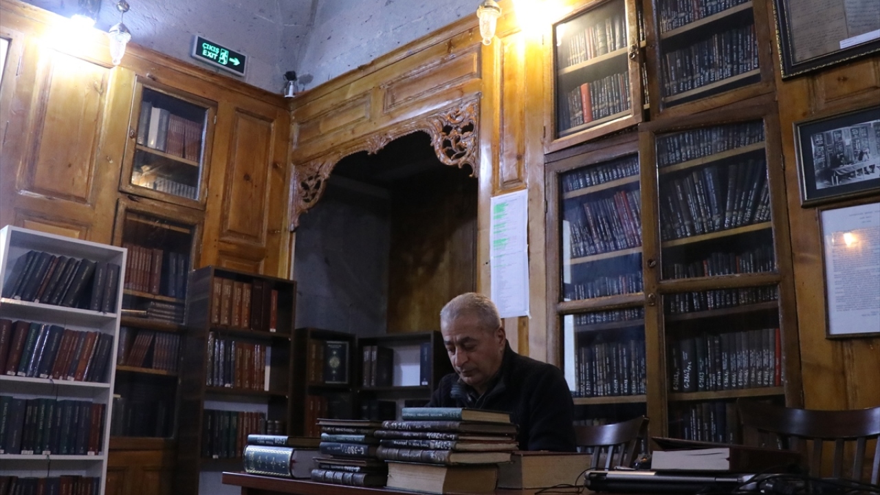 Çoğunluğu dini olmak üzere edebiyat, tarih ve coğrafya konularında yazılmış Arapça ve Farsça eserlerin yer aldığı kütüphanede, İmam Maturidi`ye ait "Te`vilatü Ehlü`s Sünne" eseri de yer alıyor.