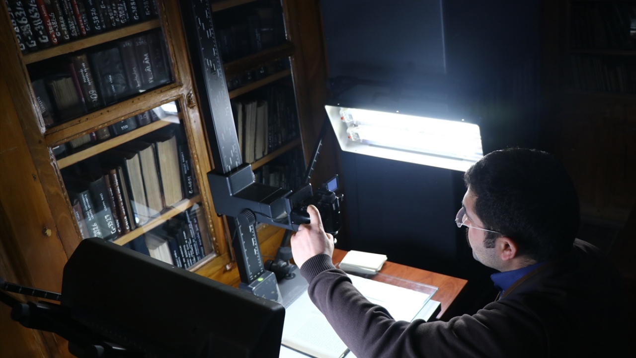 Kesme taştan yapılmış tarihi binada ısı ve nem sürekli hassas klimalarla kontrol altında tutuluyor.