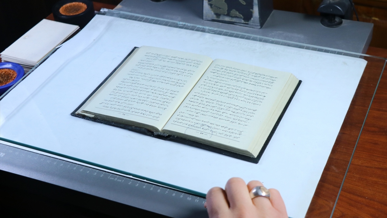 Uzun yıllardır kütüphanede araştırma yapan emekli tarih öğretmeni Mehmet Karaarslan, Mehmet Raşid Efendi`nin memleketine bir cami yaptırmak istediğini, bunu dile getirdiği mektubun orijinalinin de kütüphanede yer aldığını söyledi. 