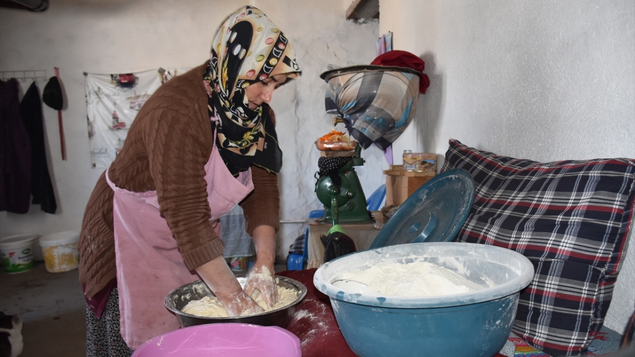 Köyde hayvancılık ve tarımla geçimlerini sağlayan kadınlar, kendi ektikleri buğdayları değirmende öğüterek elde ettikleri un ile genellikle evlerinin yakınında ayrı bir kulübede bulunan tandırda ekmek pişiriyor.