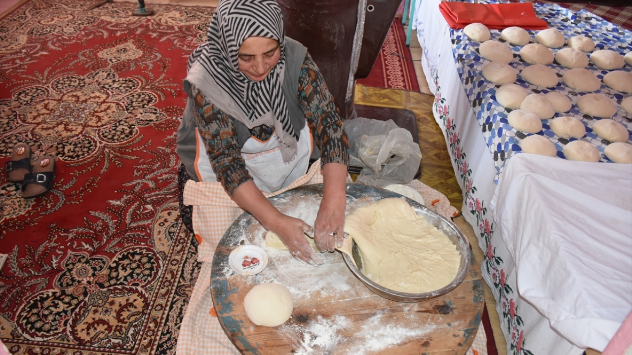 Hazırlıklara bir gün önce başlayan kadınlar, unu akşamdan eleyip sabah erkenden de hamuru mayalıyor. Hamurun pişirmeye hazır hale gelmesini beklerken tandırı hazırlamaya koyulan kadınlar, tezeklerle tutuşturularak yakılan ateş ile tandırı ısıtıyor.