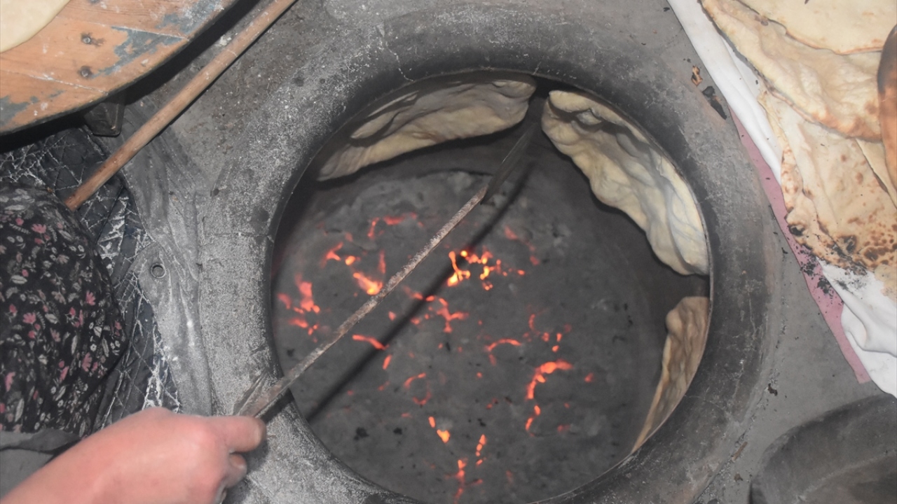 Tandırın ısısının yeterli seviyeye gelmesi ve hamurun istenen kıvama ulaşmasıyla tandırda ekmek pişiren kadınlar, hem ekmek ihtiyaçlarını karşılıyor hem de bu kültürün gelecek kuşaklara aktarılmasını sağlıyor.