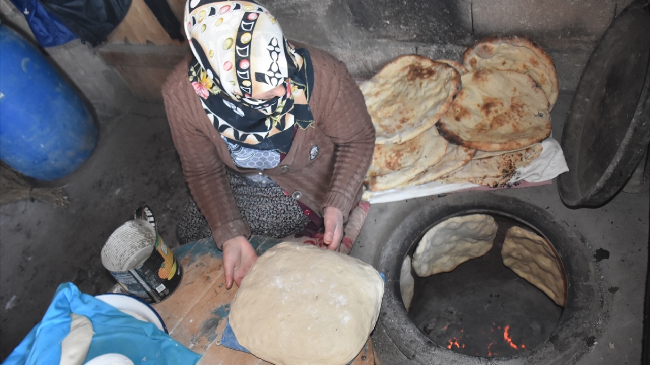Soğuk havaya rağmen tandır ekmeğinden vazgeçmeyen köydeki kadınlar, ekmek pişirme işleminden sonra tandırlıkta sıcak ekmek yiyip çay içmenin de keyfini yaşıyor. 