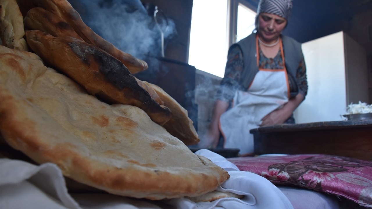 "Tandır ısındıktan sonra ekmeği pişirmeye başlarız"