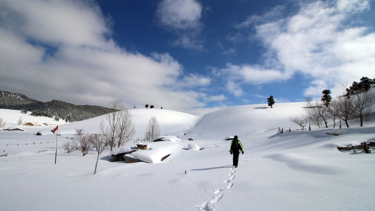 Doğa tutkunları, araçlarını Konya`yı Antalya`ya bağlayan kara yolunun kenarında bırakarak kar kalınlığı 2 metreyi bulan yaylaya ulaşmak için yaklaşık 3 saatlik zorlu tırmanış gerçekleştiriyor.