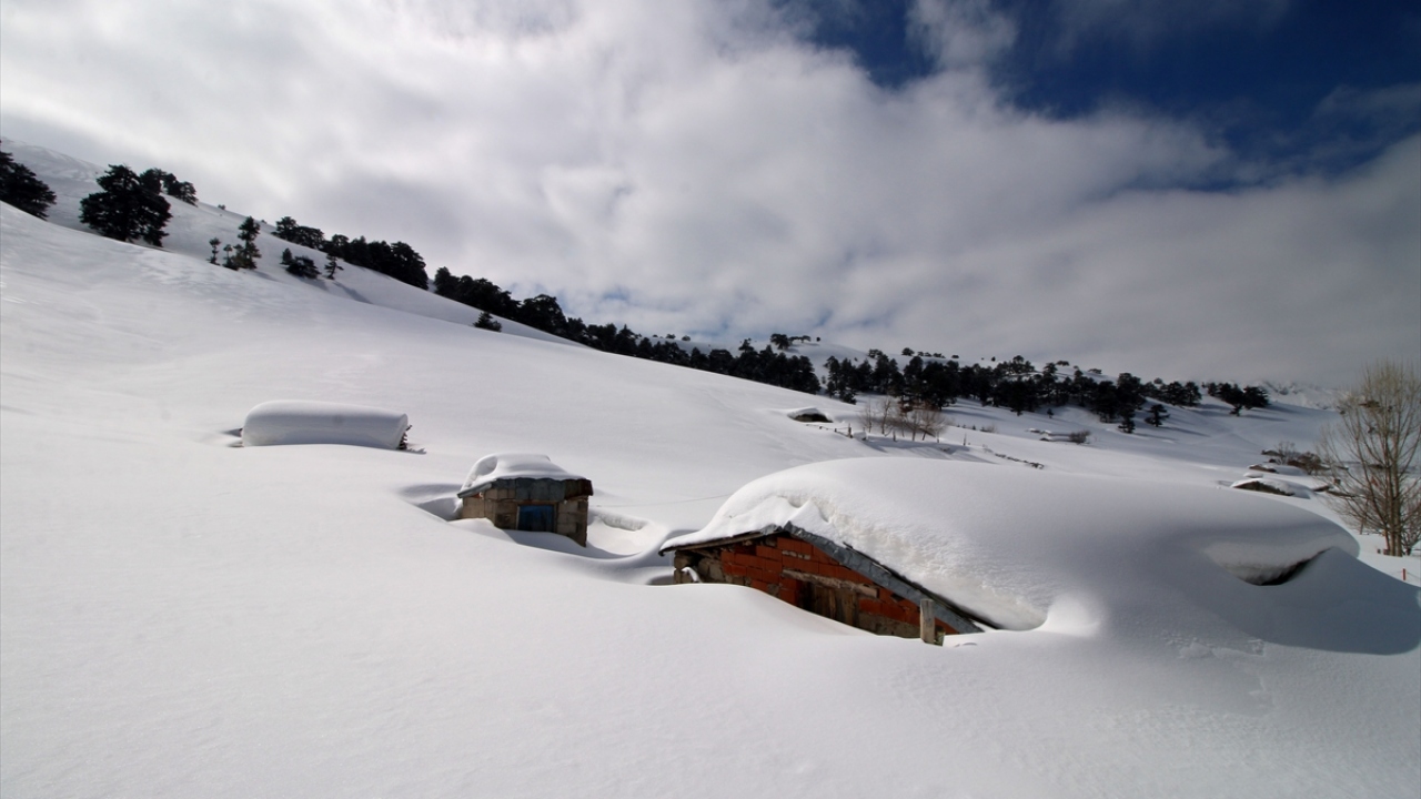 Yaylaya ulaşan fotoğraf ve doğa tutkunları, karda kaybolan evler ve çeşmelerin kartpostallık fotoğraflarını çekiyor.
