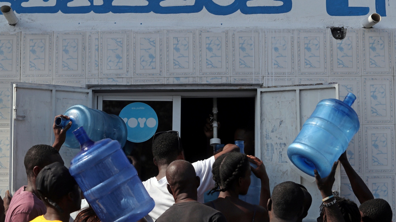 Protestoların patlak vermesinden bu yana, ABD ve Kanada da dahil olmak üzere birçok ülke, vatandaşları Haiti`ye seyahat etmekten kaçınmaya çağırdı.