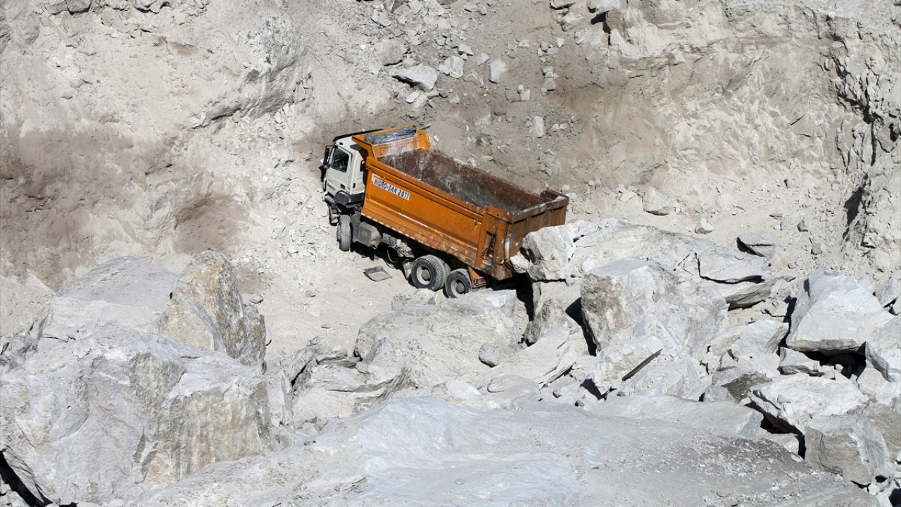 Muğla Valisi Esengül Civelek, "İhbar gelir gelmez tüm arama kurtarma ve sağlık ekiplerini bölgeye sevk ettik. Ben de bölgeye geçiyorum" dedi.